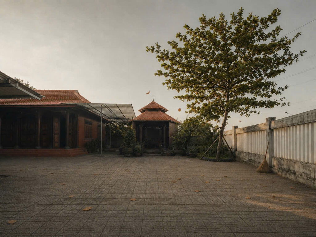 Mẹ vẫn quét lá bàng rơi ở bên kia màn hình